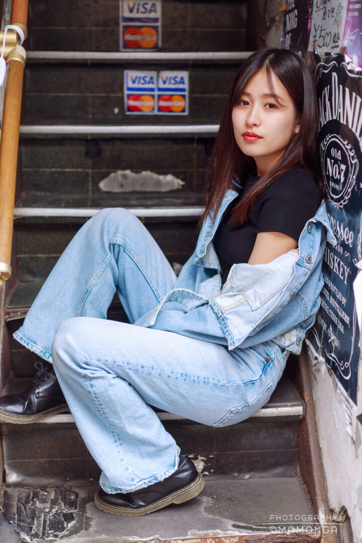 商店街の寂びれた階段に腰かけ視線を向ける